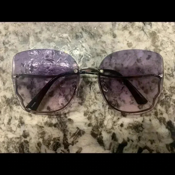 NWOT Fashion Sunglasses, Rimless. Metal and rhinestone detailing - Picture 5 of 6
